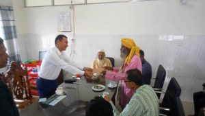 মধ্যনগর উপজেলা প্রশাসন থেকে বাউল নেসারুদ্দিন’কে সম্মাননা