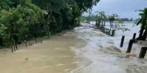 জগন্নাথপুরে বেড়িবাঁধ উপচে পানি গ্রামাঞ্চলে প্রবেশ করছে;  আতংকিত জনসাধারণ
