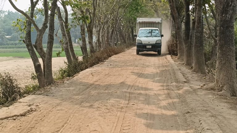 তাহিরপুরে বেপরোয়া মাটিকাটা সিন্ডিকেটের সদস্যরা,সড়কে দূর্ভোগ