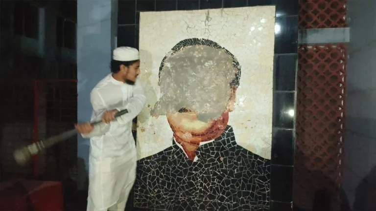 শেখ মুজিবের ৬ ম্যুরাল সুনামগঞ্জে ভাঙা হলো